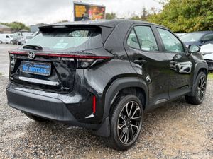 2024 Toyota Yaris Cross 1.5 HYBRID LUNA AUTO - Image 3