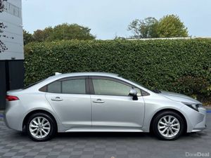 Toyota Corolla S 1.8 HYBRID AUTO // PARKING SENSOR - Image 2