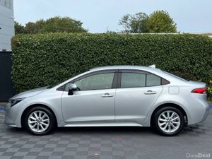 Toyota Corolla S 1.8 HYBRID AUTO // PARKING SENSOR - Image 3