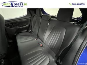 Toyota Yaris 4WD Hybrid Petrol, Automatic, Reversi - Image 4