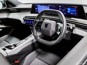 Peugeot 5008 Allure Hybrid Auto 145HP - Image 2