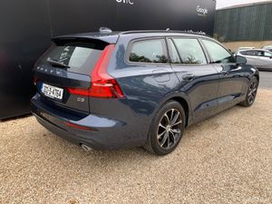 VOLVO V60 2.0 D3 MOMENTUM ESTATE - Image 3