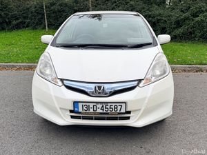 13 Honda Fit 1.3 Auto Hybrid - Image 2