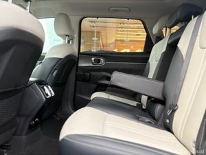 Kia Sorento 1.6 Plug in hybrid ( 7 Seats ) - Image 4