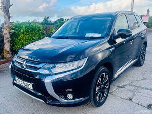 2017 Mitsubishi Outlander  PHEV 4x4 - Image 2