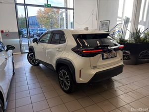 Toyota Yaris Cross AMG Diesel Plug-in Hybrid 300 4 - Image 3