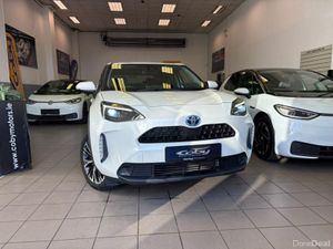 Toyota Yaris Cross AMG Diesel Plug-in Hybrid 300 4 - Image 2
