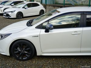 2020 Toyota Corolla Touring WxB Hybrid - Image 4