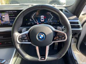 BMW 3-Series 330e M-SPORT COMPETITION 2.0 HYBRID * - Image 4