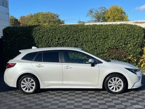 Toyota Corolla TOURING 1.8 HYBRID AUTO // REVERSE - Image 2