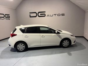 Toyota Auris 1.4 D-4D TERRA 4DR - Image 2
