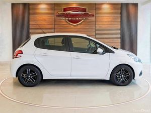 191 Peugeot 208 1.2 PureTech Automatic /44k km - Image 4