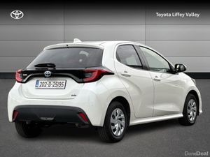 Toyota Yaris YARIS HYBRID 1.5 - Image 2