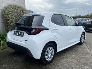 Toyota Yaris X HYBRID AUTOMATIC 1.5 PETROL //REVER - Image 4