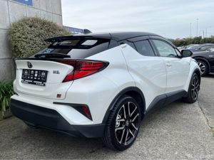 Toyota C-HR GR SPORT AUTOMATIC HYBRID 1.8 PETROL / - Image 4