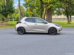 2022 Toyota Yaris 1.5 Petrol Hybrid Automatic Luna - Image 4