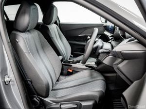 Peugeot 2008 eAllure 54kWh 156bhp - Image 3
