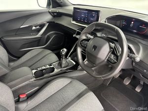 Peugeot 2008 Allure 1.2 PT 2024 - Image 2
