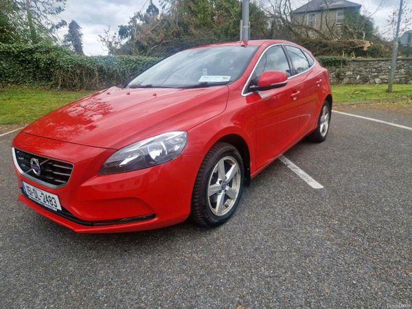 Volvo V40 Hatchback, Diesel, 2015, Red