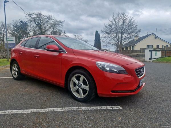 Volvo V40 Hatchback, Diesel, 2015, Red