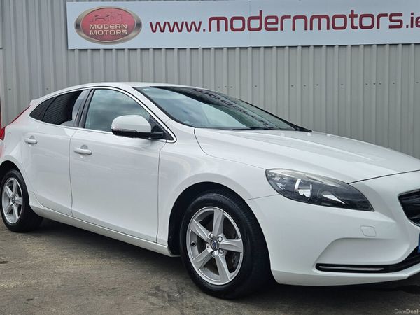 Volvo V40 Hatchback, Petrol, 2015, White