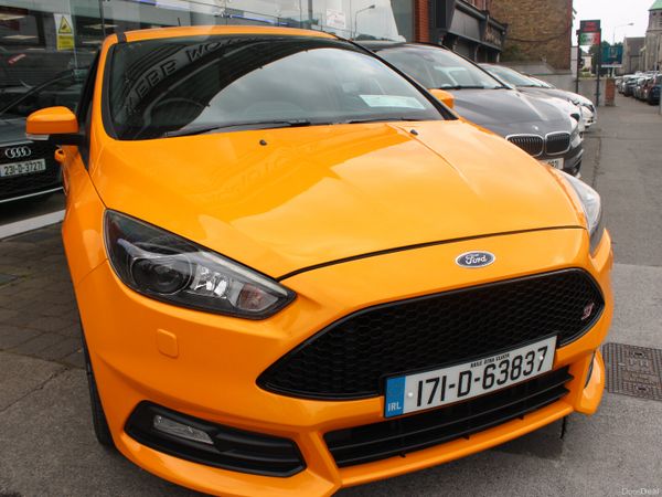 Ford Focus Hatchback, Petrol, 2017, Yellow