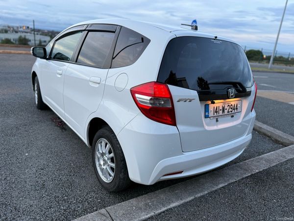 Honda Fit Hatchback, Petrol, 2014, White