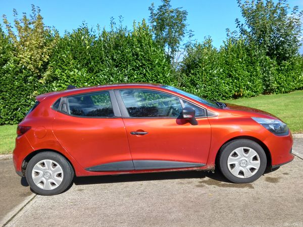 Renault Clio Hatchback, Petrol, 2015, Red