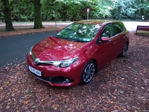 Toyota Auris Hatchback, Diesel, 2017, Red
