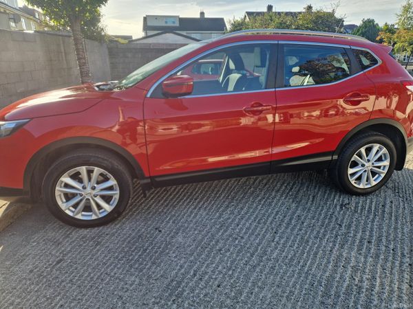 Nissan Qashqai SUV, Petrol, 2017, Red