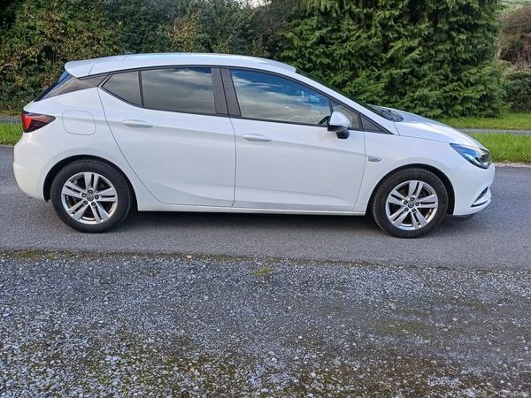 Vauxhall Astra Hatchback, Diesel, 2018, White