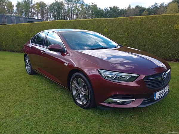 Opel Insignia Hatchback, Diesel, 2021, Red