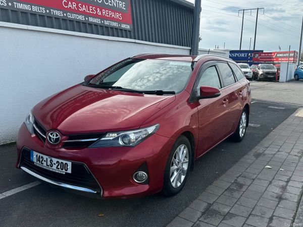 Toyota Auris Estate/Jeep, Diesel, 2014, Red