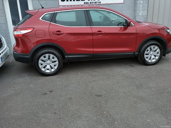 Nissan Qashqai Hatchback, Diesel, 2016, Red