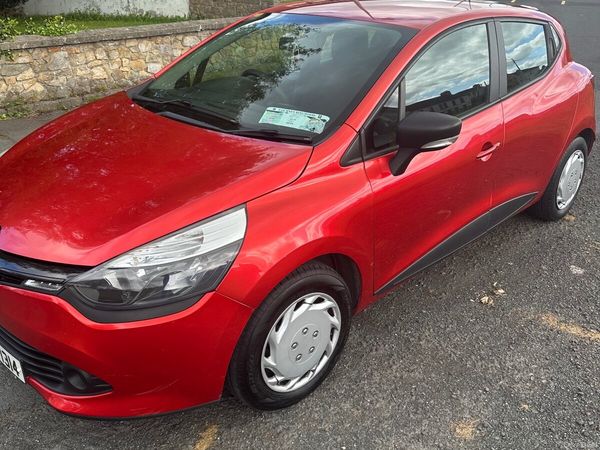 Renault Clio Hatchback, Petrol, 2016, Red