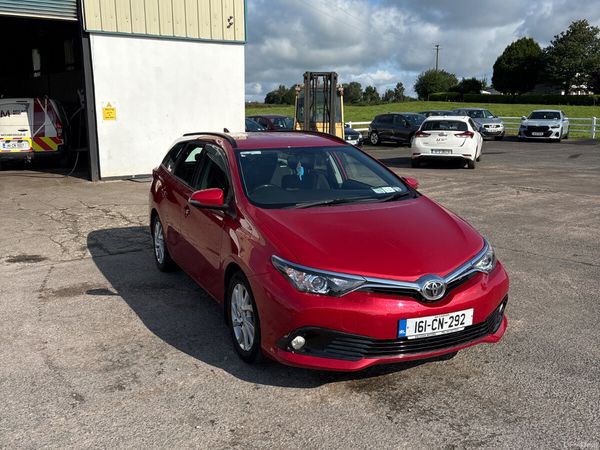Toyota Auris Estate/Jeep, Diesel, 2016, Red