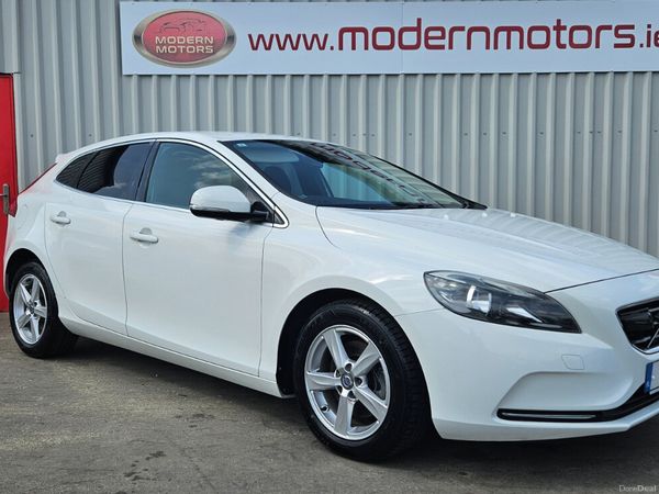 Volvo V40 Hatchback, Petrol, 2015, White