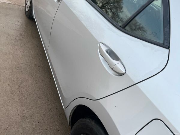 Toyota Corolla Saloon, Diesel, 2016, Silver