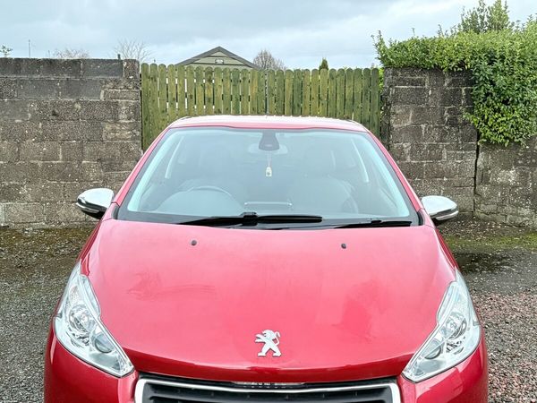 Peugeot 208 Hatchback, Petrol, 2015, Red