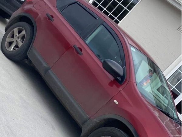 Nissan Qashqai Hatchback, Diesel, 2010, Red