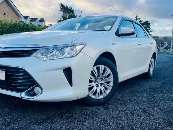 Toyota Camry Saloon, Petrol Hybrid, 2016, White