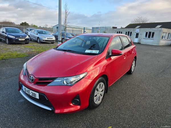 Toyota Auris Hatchback, Diesel, 2015, Red