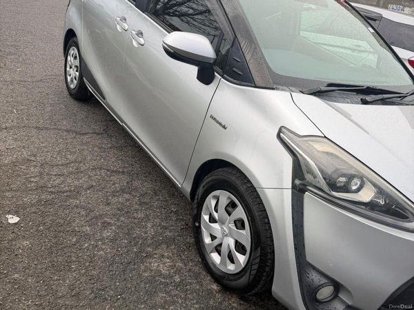 Toyota Sienta MPV, Petrol Hybrid, 2016, Silver