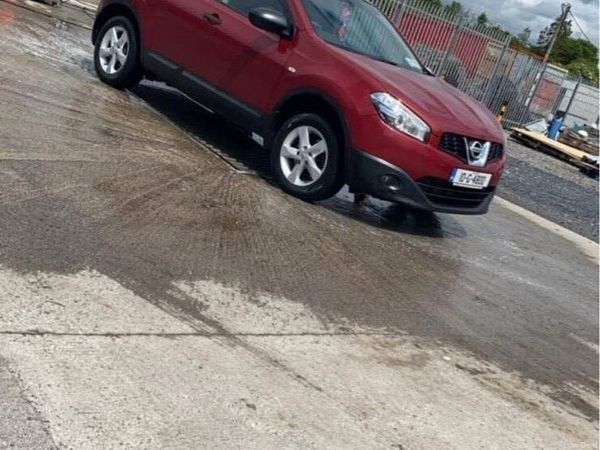 Nissan Qashqai Hatchback, Diesel, 2010, Red