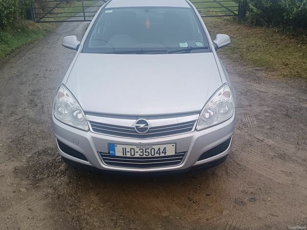 Opel Astra Saloon, Diesel, 2011, Silver