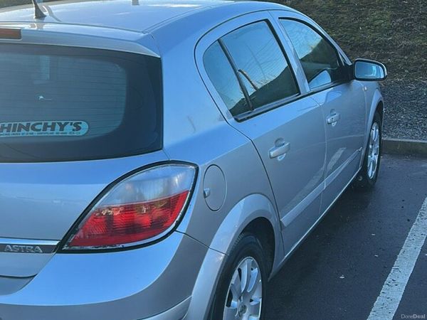 Opel Astra Hatchback, Petrol, 2005, Silver