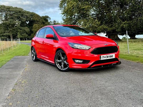 Ford Focus Hatchback, Petrol, 2017, Red