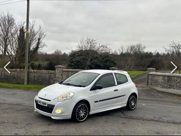 Renault Clio Hatchback, Petrol, 2009, Red