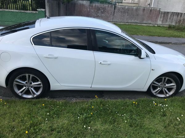 Vauxhall Insignia Hatchback, Diesel, 2012, White