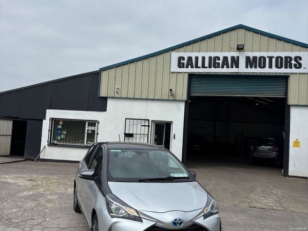 Toyota Yaris MPV, Petrol Hybrid, 2020, Grey